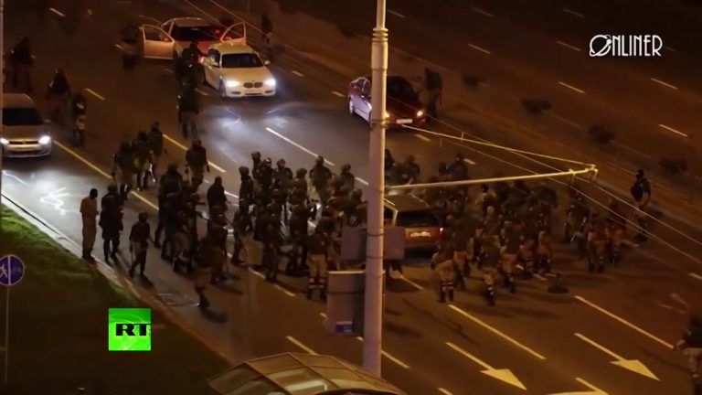 Security officers beat car with batons in Minsk, driver speeds off into oncoming traffic